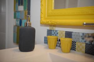 莫尔莱O'temps de Rose的浴室水槽上的肥皂和两个杯子