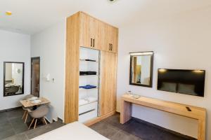 北尼科西亚G Suites Luxury Rentals的一间带电视和木柜的卧室