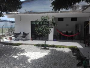 PáparesVILLA MORELI的一座房子,配有两把椅子和红色绳子