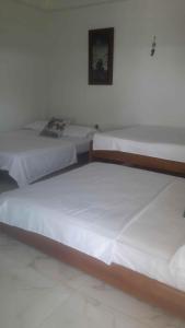 PáparesVILLA MORELI的配有白色床单的客房内的两张床