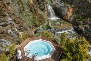 采尔马特桑尼酒店的瀑布前的露天热水浴池