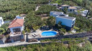 阿科达卡列塔Quinta Golfinho的享有带游泳池的房屋的空中景致