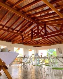 塞拉内格拉Chalé Alto da Serra SP的用餐室设有木制天花板和桌椅