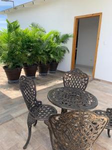 博卡奇卡KSL Residence的天井配有桌椅和盆栽植物