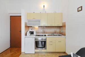 比奥格勒·纳·莫鲁Apartments Vedrana的厨房配有水槽和微波炉