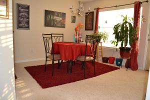 亚特兰大Cascade Comfort的红色地毯上的餐桌和椅子