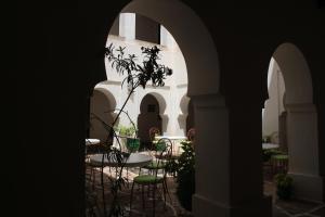 廷吉尔Riad Amodou的庭院内带桌椅的拱门