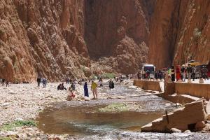廷吉尔Riad Amodou的一群站在峡谷里河流里的人