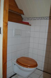 Hijken昂兹迪尔住宿加早餐旅馆的一间带卫生间和木制马桶座的浴室