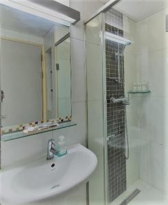 仁川市Treehouse的白色的浴室设有水槽和淋浴。