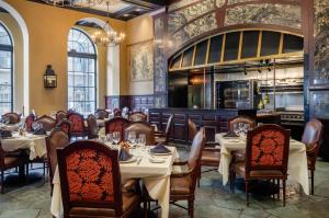 新奥尔良奥尔良欧尼皇家酒店的一间在房间内配有桌椅的餐厅