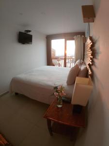 帕拉卡斯帕拉卡斯班布山林小屋的一间卧室配有一张床和一张带台灯的桌子