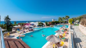 依克希亚斯莱那海滩酒店的度假村游泳池的图片