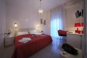 布雷西亚克丽斯塔罗布雷西亚酒店的酒店客房配有红色的床和书桌