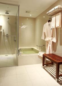 上海神旺大酒店的带淋浴和浴缸的浴室