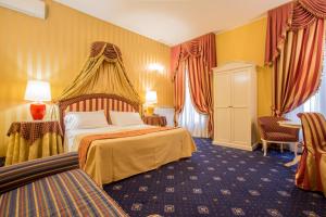 威尼斯卡布拉嘎迪娜卡拉巴的酒店客房带一张带天蓬的床