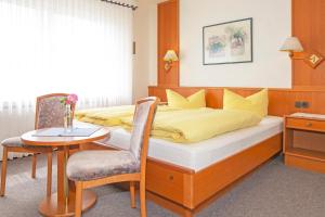 博尔库姆鲁塞旅馆的卧室配有1张床、1张桌子和1把椅子