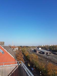 柏林Helle Dachgeschosswohnung für 8 Personen in zentraler Lage的享有带轨道的火车车场的上方景色