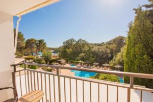 波多佩特罗Hotel Playa Mondrago的享有游泳池景致的阳台