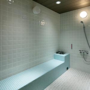 吹田Candeo Hotels Osaka Kishibe的浴室配有蓝色瓷砖浴缸