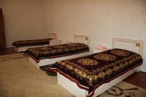 撒马尔罕YOKUB Guest House的一间房间,有三张床