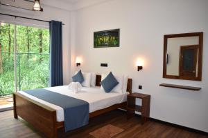达瓦拉维Forest Edge Safari Villa的一间卧室配有一张带镜子的床和窗户