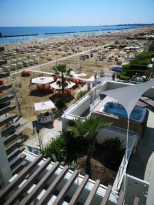 里米尼玛达露酒店的从度假村的阳台可欣赏到海滩景色