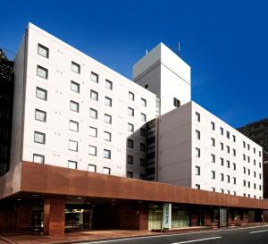 广岛Valie Hotel Hiroshima的街道边的白色大建筑