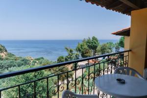 瓦西里科斯西莉亚公寓酒店的一个带桌椅的海景阳台
