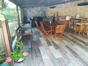 艾利亚德亚罗萨Casa Illa de Arousa, Galifornia!!的一间带木桌和椅子的用餐室