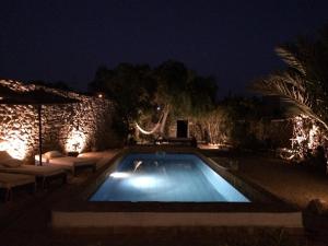 GhazouaDar Mayssoun的夜间在院子里的游泳池