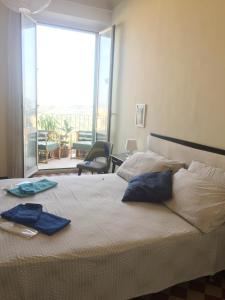 基耶蒂CASA DI BIANCA ATTICO PANORAMICO A CHIETI CENTRO的一间卧室配有一张床,上面有两条毛巾