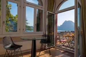 卢加诺Romantic Bijou的客房设有窗户和桌椅。