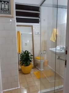 Yellow Hostel Praia da Costa的一间浴室