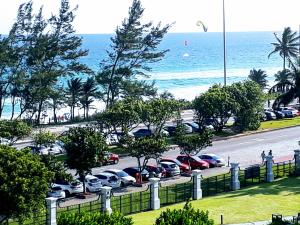 里约热内卢Marbella Apart Hotel的海滩旁的停车场设有停车位