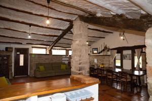 索尔索纳Casa rural Sant Grau turismo saludable y responsable的客厅配有沙发和桌子