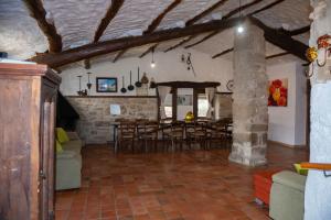 索尔索纳Casa rural Sant Grau turismo saludable y responsable的一个带桌椅的大客厅