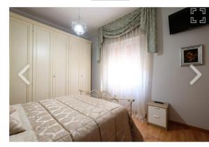 皮内托BOUGANVILLE casa vacanza的一间卧室设有一张床和一个窗口