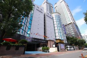 水原市Amour Hotel的一座高楼城市的建筑