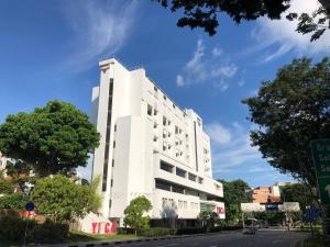 新加坡YMCA One Orchard的街道边的白色建筑