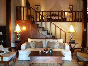 乌布Ibah的客厅设有白色沙发和楼梯。