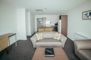 基督城机场三角洲汽车旅馆的客厅配有沙发和椅子