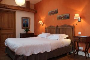 桑利斯帕瑟维尔酒店的一间卧室配有一张带橙色墙壁的大床