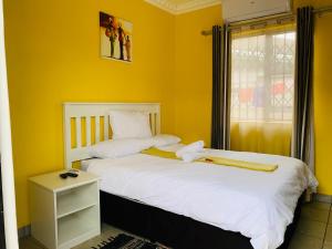 理查兹湾Sivande B&B的黄色墙壁客房的两张床