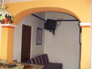 巴亚尔塔港珊瑚酒店的客厅配有电视和桌椅