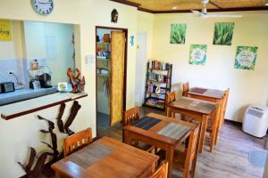 爱妮岛Angel Nido Resort的用餐室配有木桌和椅子