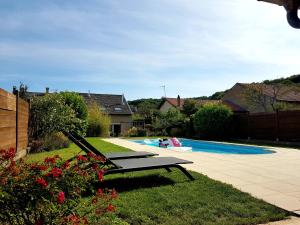 Moulainville-la-BasseDépendance au goût de vacances的庭院内带躺椅的游泳池
