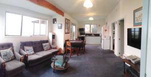 莫拉基Haven on Haven的带沙发和桌子的客厅以及厨房。