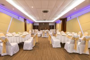 Tha Sut清莱普法瓦瑞度假酒店-SHA Extra Plus的宴会厅配有白色的桌椅