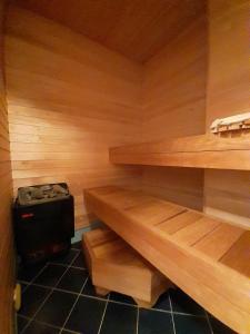 科赫特拉-耶尔韦Külalistemaja Kukruse Residents的一间设有木墙和木架的桑拿浴室